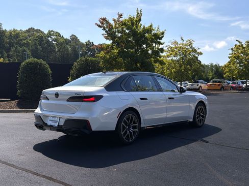 Used 2023 BMW 760i xDrive AWD/4WD image 3