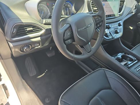 Used 2025 Chrysler Pacifica Limited FWD image 16