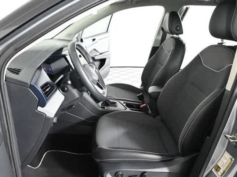 Used 2023 Volkswagen Taos SE w/ Panoramic Sunroof Package FWD image 18