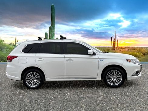 Used 2019 Mitsubishi Outlander 4WD Plug-In Hybrid image 6