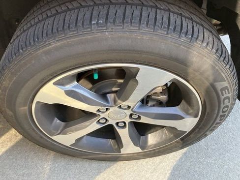 Certified 2023 Jeep Grand Cherokee Limited w/ Luxury Tech Group II image 19