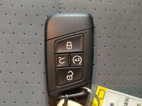 Used 2025 Volkswagen Jetta SE FWD image 32