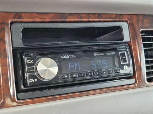 Used 2001 Lincoln Town Car Executive image 8