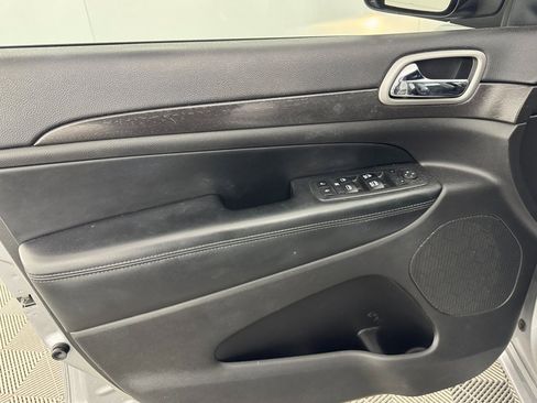 Used 2017 Jeep Grand Cherokee Altitude image 29