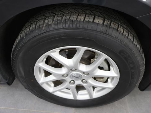 Used 2024 Chrysler Pacifica Touring-L image 3