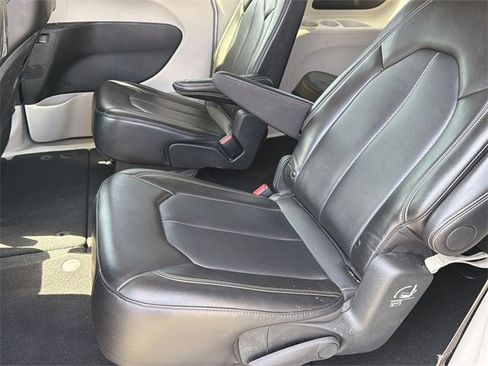 Used 2024 Chrysler Pacifica Touring-L image 10