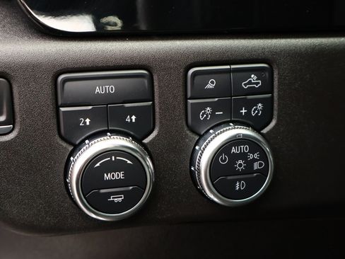 Used 2025 GMC Sierra 1500 SLT AWD/4WD image 13