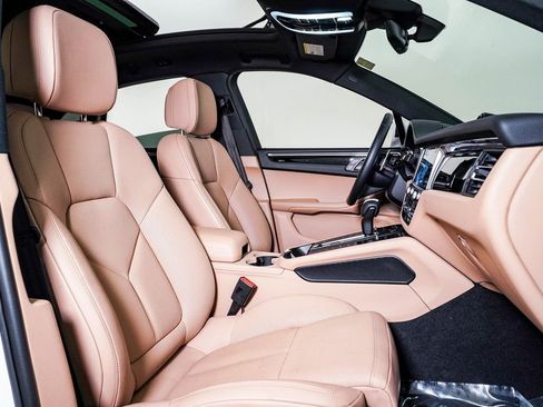 Certified 2025 Porsche Macan image 15