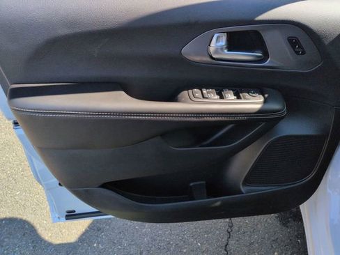 New 2026 Chrysler Pacifica Select image 10