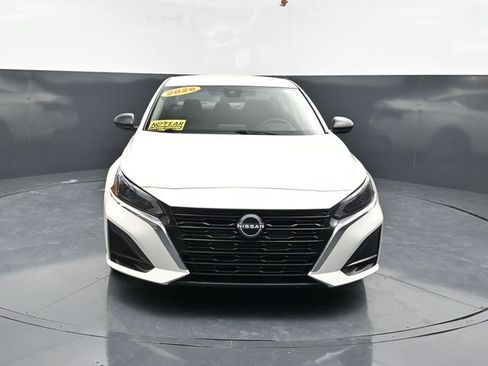 Used 2025 Nissan Altima 2.5 SV FWD image 2