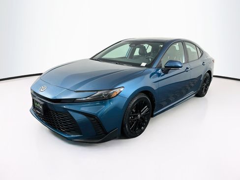 Used 2025 Toyota Camry SE FWD image 3