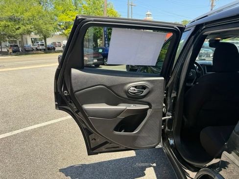Used 2021 Jeep Cherokee Latitude AWD/4WD image 20
