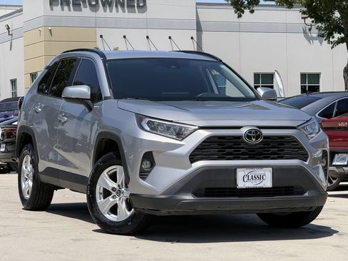 Used 2021 Toyota RAV4 XLE FWD image 2