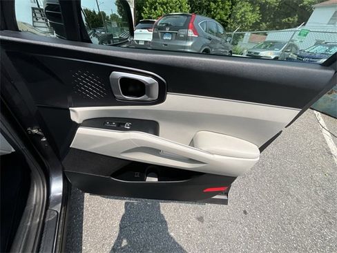 Used 2022 Kia Sorento S image 32