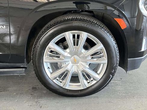 Used 2024 Chevrolet Suburban High Country image 9