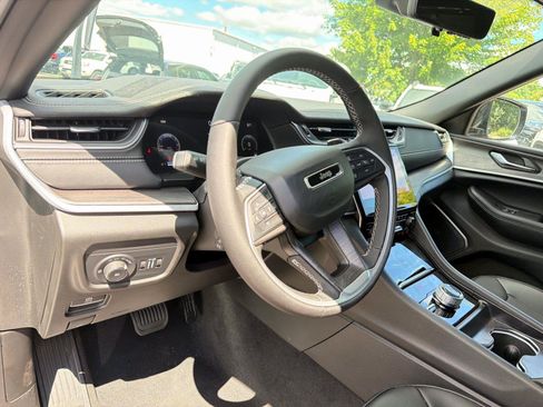 Used 2025 Jeep Grand Cherokee Limited w/ Luxury Tech Group II AWD/4WD image 7