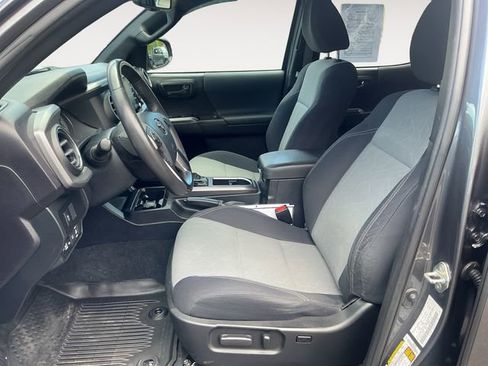 Certified 2020 Toyota Tacoma TRD Off-Road w/ Technology Package AWD/4WD image 9