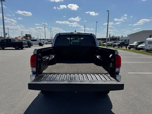 Used 2018 Toyota Tacoma SR5 w/ SR5 Appearance Package (SM) image 17