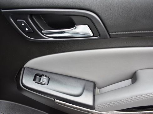 Used 2018 Chevrolet Suburban LT image 15