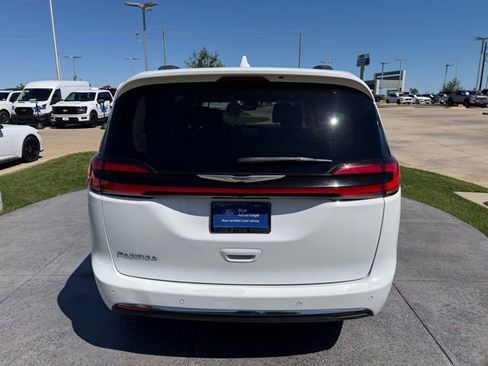 Used 2021 Chrysler Pacifica Touring-L FWD image 5