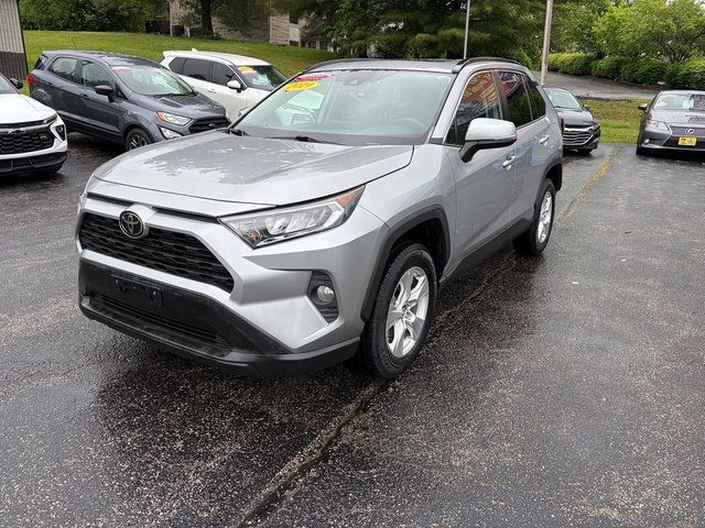 Used 2019 Toyota RAV4 XLE FWD image 2