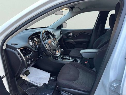 Used 2019 Jeep Cherokee Latitude w/ Cold Weather Group image 9