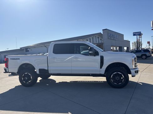 Used 2026 Ford F350 Platinum w/ Tremor Off-Road Package AWD/4WD image 3