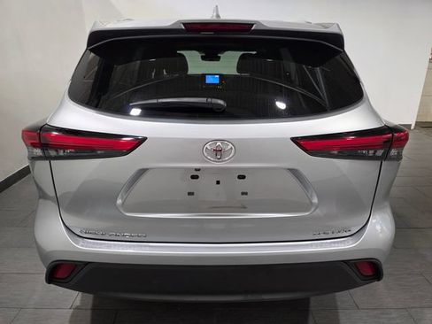 Used 2023 Toyota Highlander XLE AWD/4WD image 4