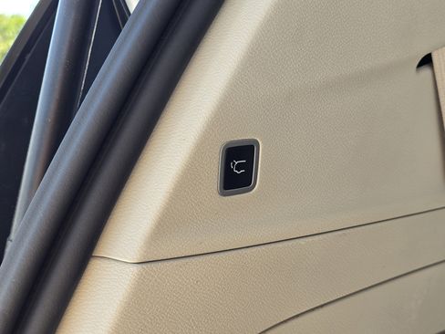 Used 2024 Chrysler Pacifica Touring-L FWD image 11