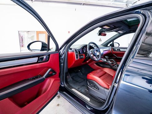 Used 2022 Porsche Cayenne Platinum Edition image 33