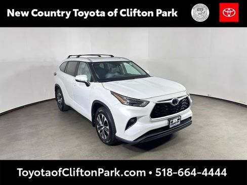 Used 2023 Toyota Highlander XLE AWD/4WD image 1