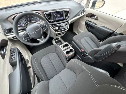 Used 2024 Chrysler Voyager LX FWD image 5