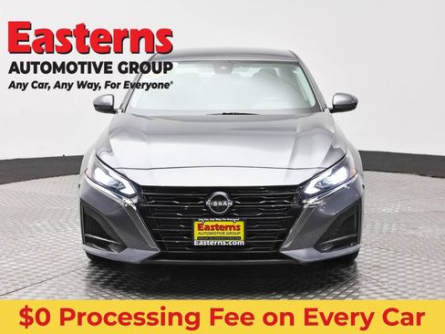 Used 2023 Nissan Altima 2.5 SV FWD image 2