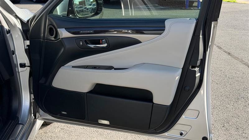 Used 2013 Lexus LS 460 w/ Comfort Pkg RWD image 34