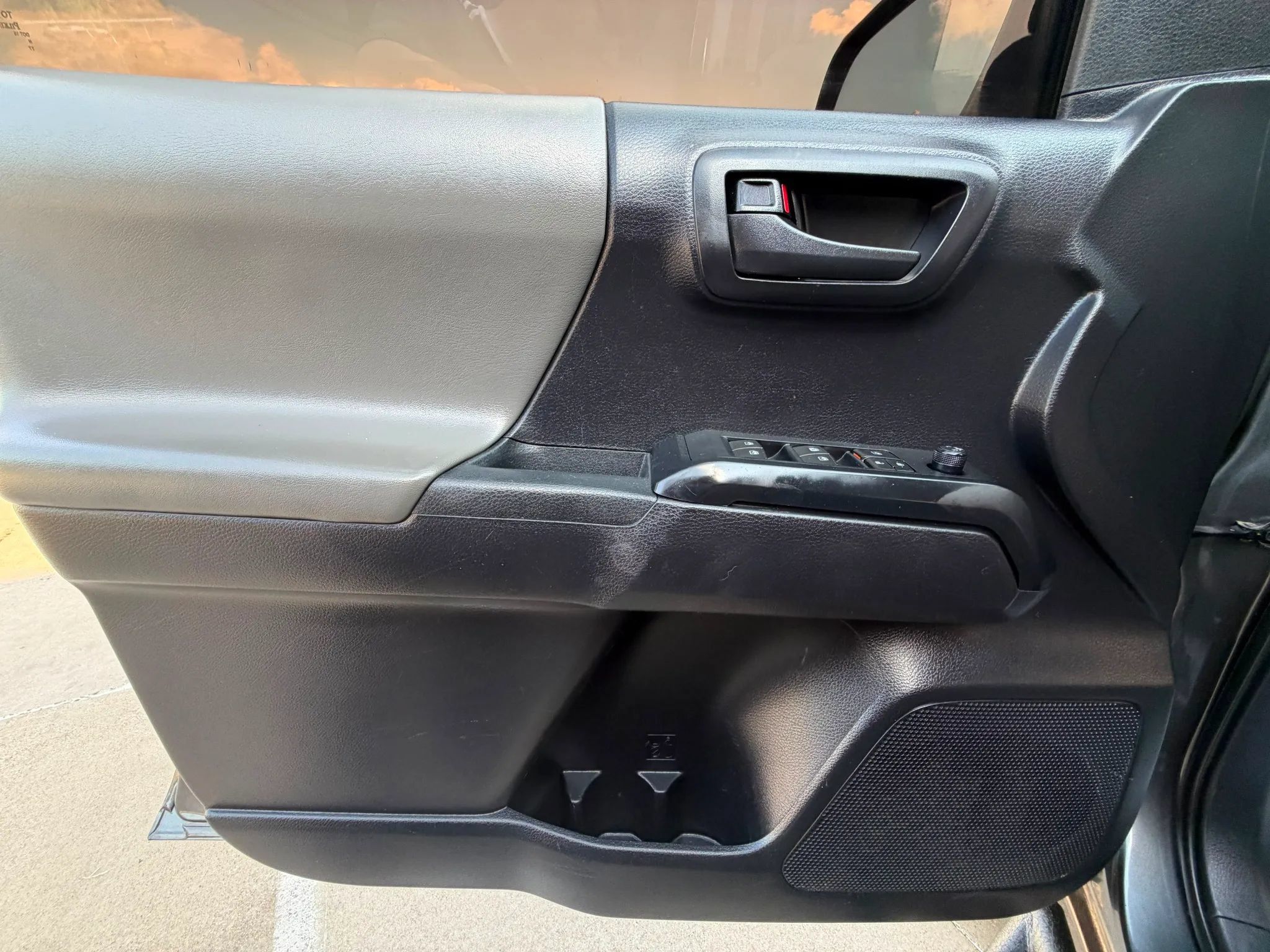 Used 2020 Toyota Tacoma SR w/ SR Convenience Package RWD image 9