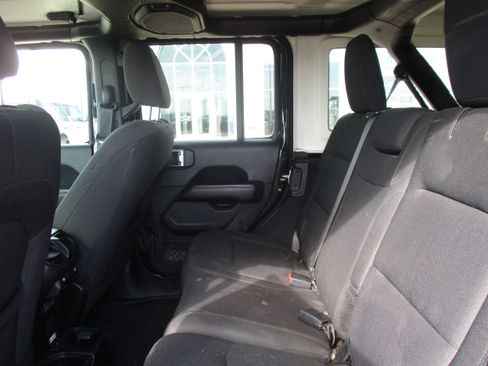 Used 2018 Jeep Wrangler Unlimited Sahara image 14