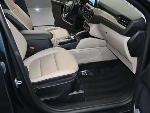 Certified 2022 Ford Escape SEL w/ Technology Package AWD/4WD image 16
