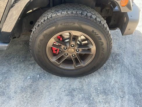 Used 2016 Jeep Wrangler Unlimited Sahara AWD/4WD image 19