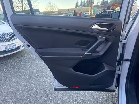 Used 2018 Volkswagen Tiguan S image 16