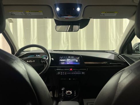Used 2023 Kia Niro SX Touring image 17