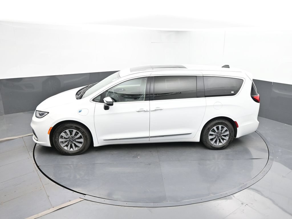 Used 2023 Chrysler Pacifica Limited FWD image 41