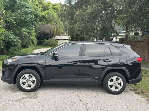 Used 2019 Toyota RAV4 LE AWD/4WD image 2