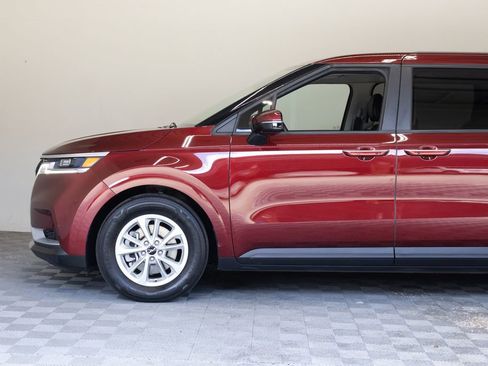 Used 2024 Kia Carnival LX FWD image 8