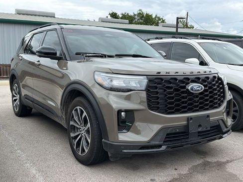 Used 2026 Ford Explorer ST-Line w/ Premium Package RWD image 3