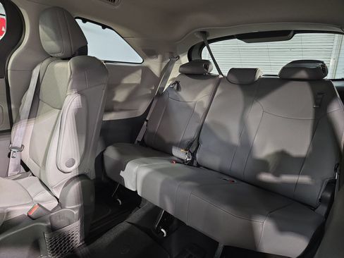 Used 2022 Toyota Sienna Limited FWD image 36