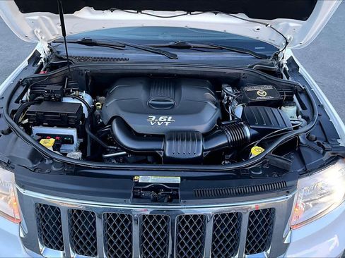 Used 2013 Jeep Grand Cherokee Overland w/ Advance Technology Group AWD/4WD image 9