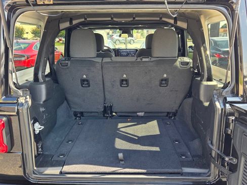 Used 2025 Jeep Wrangler Unlimited Sahara AWD/4WD image 12