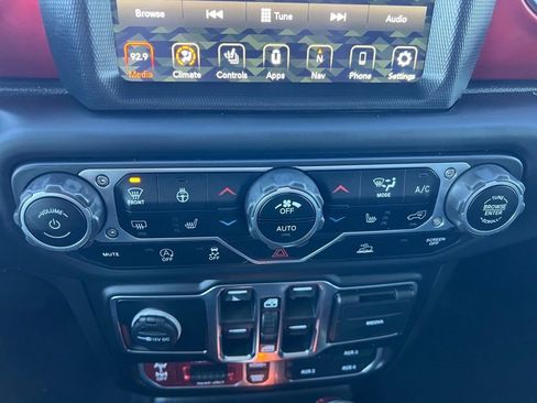 Used 2021 Jeep Gladiator Rubicon w/ Dual Top Group AWD/4WD image 34