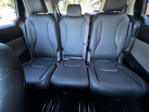 Used 2026 Kia Carnival FWD image 41
