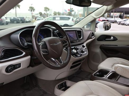 Used 2020 Chrysler Pacifica Touring-L image 26